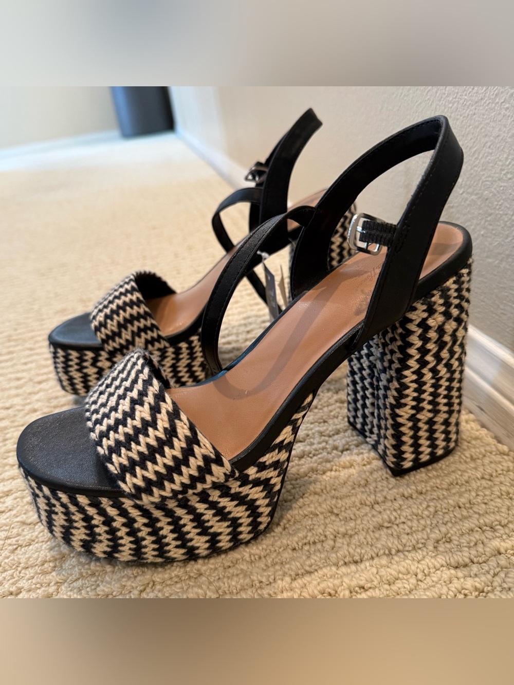 Universal Thread Black and White Woven Platform Sandals